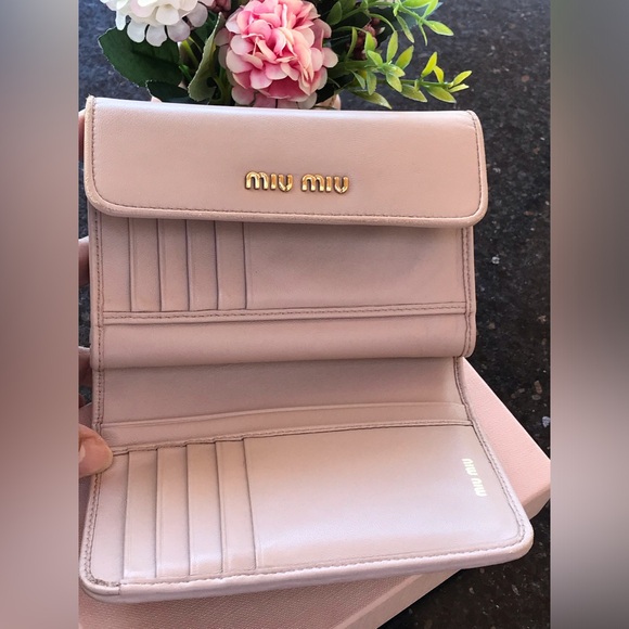 ๐ฏ Authentic & Preloved Miu Miu Metalasse compact wallet with box - Picture 10 of 17